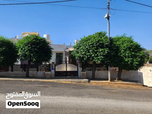 فيلا للبيع ناعور بالقرب من كازية السلام .