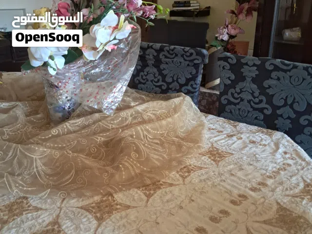 غرفه سفره خشب مع 8 كراسي و بوفيه قزاز