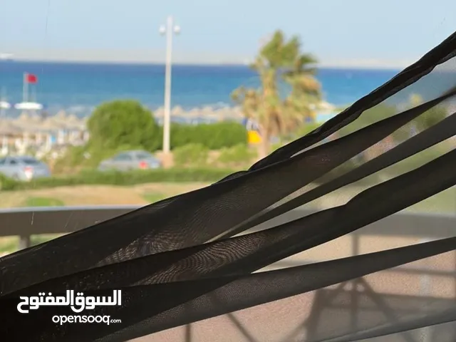 للبيع شاليه صف اول على البحر بقريه ساوث بيتش