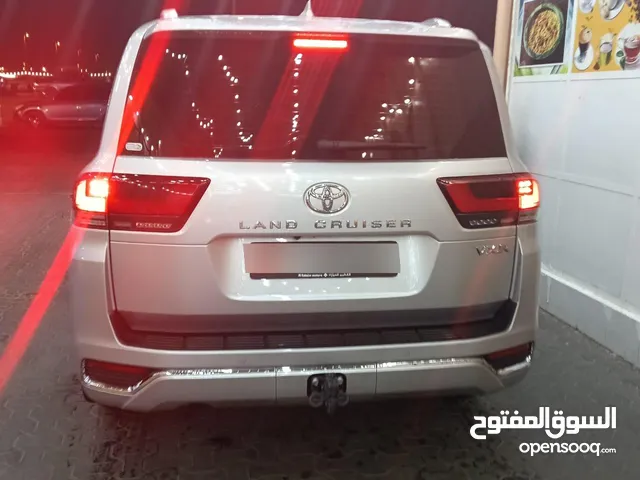 تويوتا لاندكروزر 2023 VXR (6 سلندر ) مطلوب 250 الف السياره موجوده في مدنيه العين