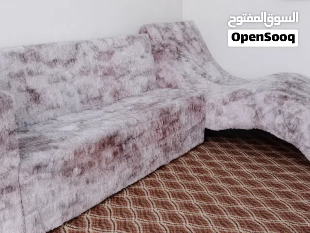 كنب روعه مع جلسه للاسترخاء واسعه جدا بسعر مغري جدا الكنب كأنه جديد بالمعرض