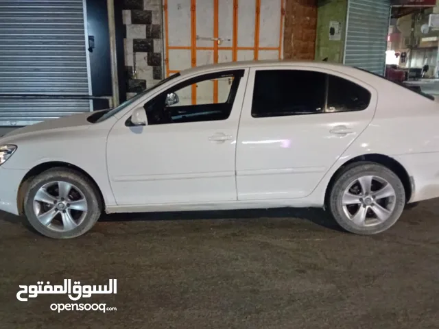 سيارة سكودا اوكتافيا لون ابيض ناقل حركة يدودي لا يجود ضربات قوية او قص محرك شغال مية بالمية وكل شي