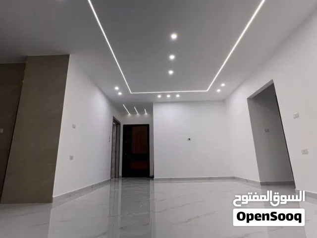 شقة ارضية للبيع بالزرقاء الجديدة شارع الوينك مساحة 185 م مع ترس وكراج تستحق المشاهده بسعر مغري