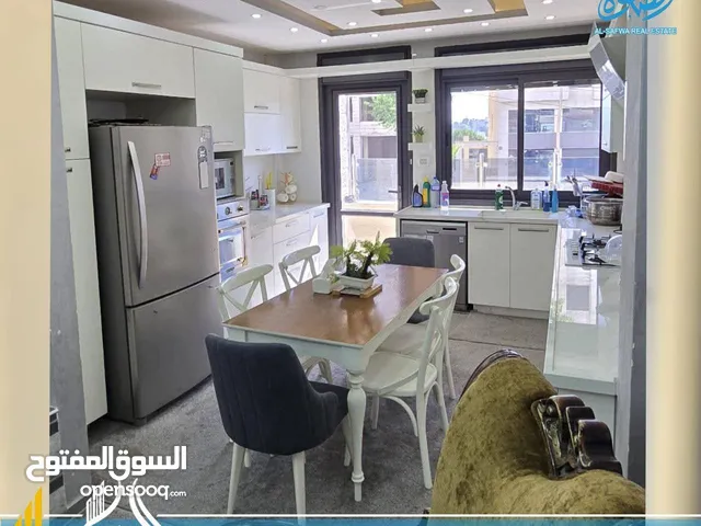 شقه مميزة مفروشه للايجار مع ترس قرب بلديه رام الله