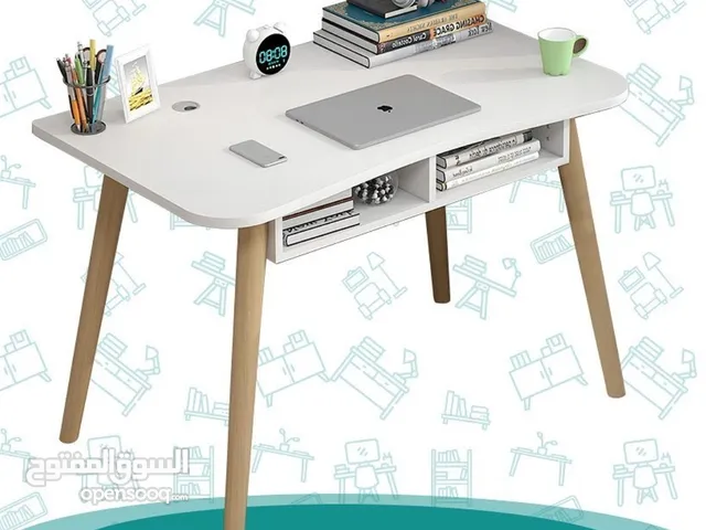 طاولة مكتب و مذاكرة مستعملة