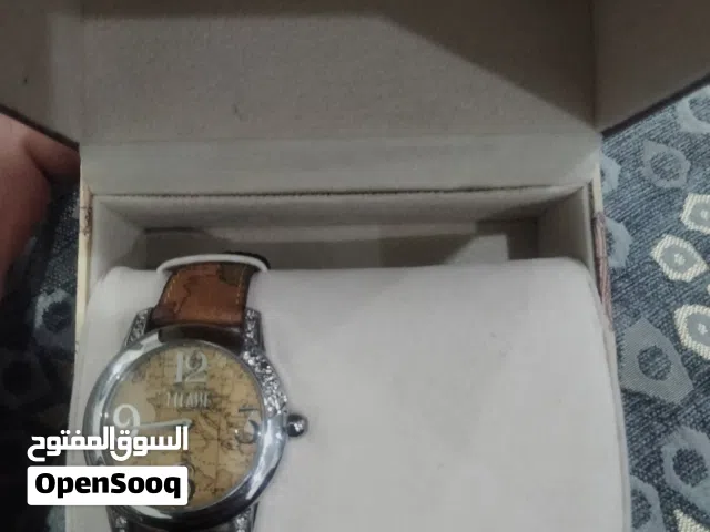 Alviero Martini (ألـفييرو مارتينـي).  النوع: ساعة يد أنالوج نسائية.  الخامة: الحزام من الجلد، والقرص