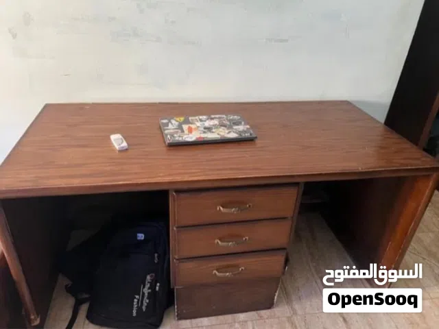 مكتب للشغل / الدراسة للبيع مستعمل بشكل بسيط السعر قابل للتفاوض