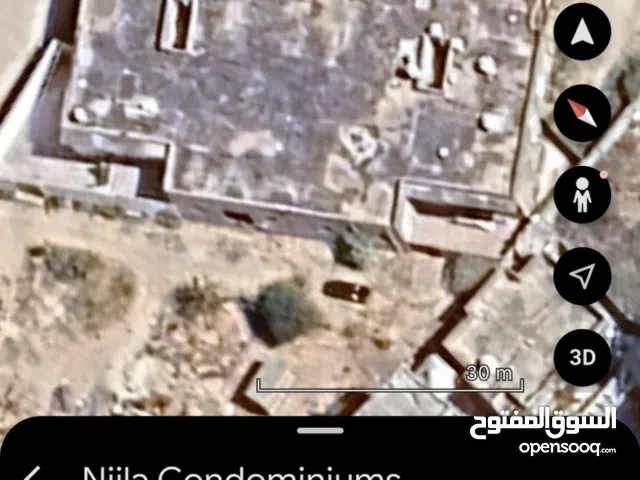 مبني تجاري للايجار يوجد به 8 محلات وصالة مسقوفها 400