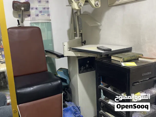 للبيع محل نظارات بكامل ديكور وبضائع و غرفة فحص نظر كاملة وجاهز قص عدسات تصفية محل تواصل