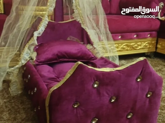 سرير بيبي تفصيل خشب ثقيل وطاوله وسط
