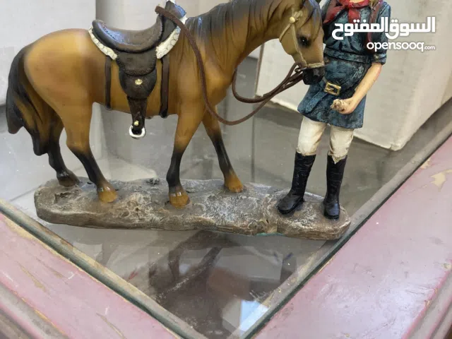 حصان بني صغير مع البنت