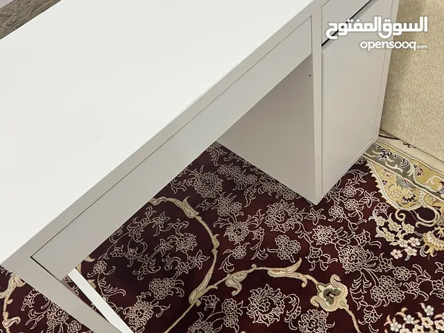 للبيع طاوله درجين وباب من ايكيا