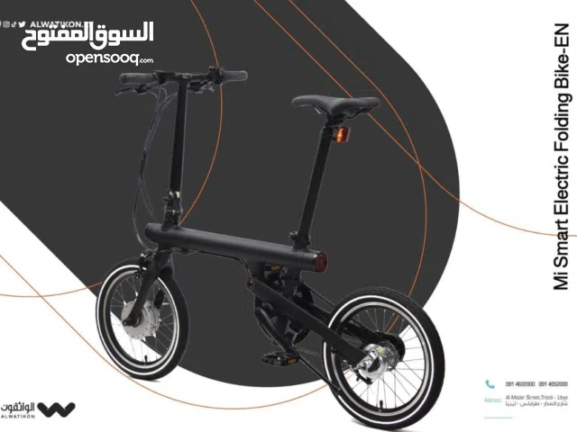 سكوتر دراجة كهربائية قابلة للطي ذكية من شركة شاومي ، التي يمكنها القيادة لمسافة 45 كم بشحنة واحدة.