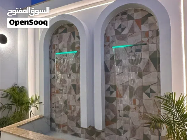 مبنى تجاري متكون من بيزمنت ومحلات تجارية وشقتين للبيع على الرئسي سوق الجمعة الحشان