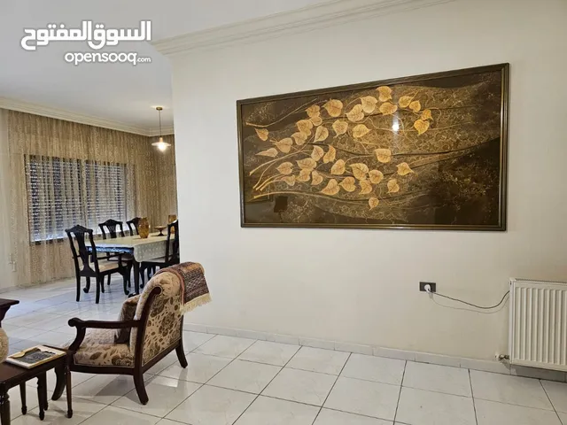 للايجار شقه مفروشه فرش فاخر 3 غرف نوم و 3 حمامات صاله وصالون ومطبخ