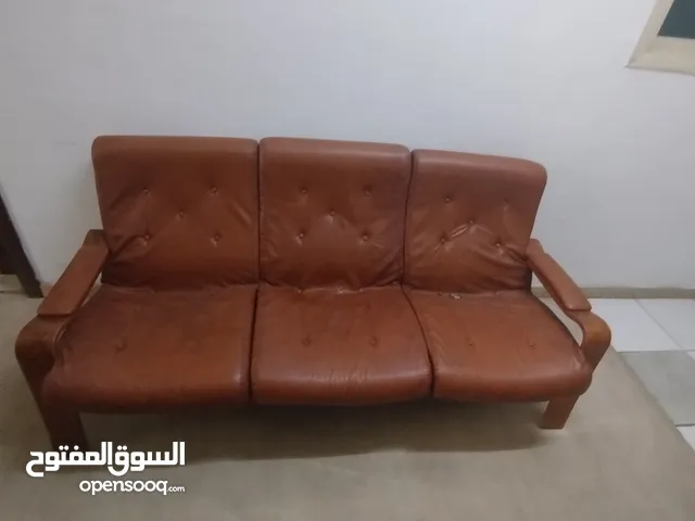 كنبة جلد اللون دم الغزال ممتازة جدا