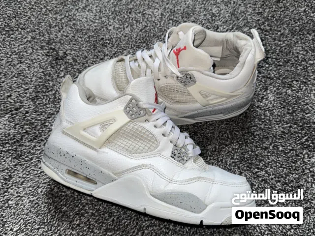 جوردن فور اصلي بحاله نظيفه بيعه سريعه  Air Jordan 4 المقاس 41 قابل للتفاوض بالون الابيض