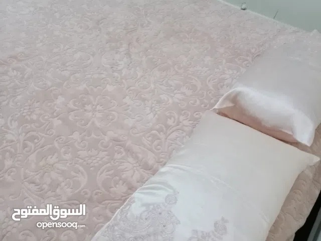طقم حرام شتوي 6 قطع تشمل حرام , ملف للسرير , و اربعة أغطية للمخدات ....لون زهر مزخرف الاطراف