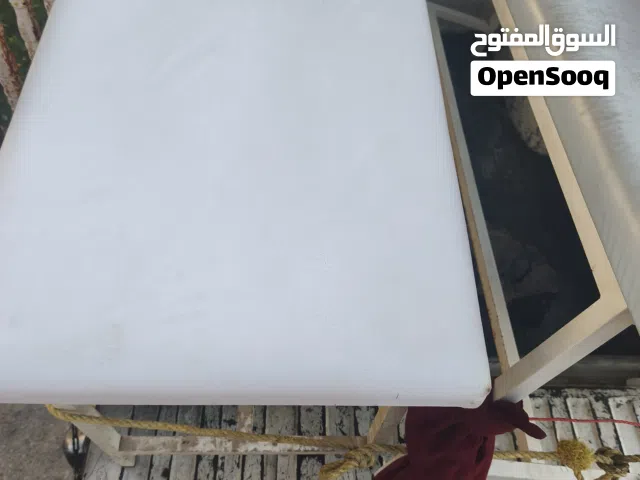 سرير طبي للكشف داخل العيادة