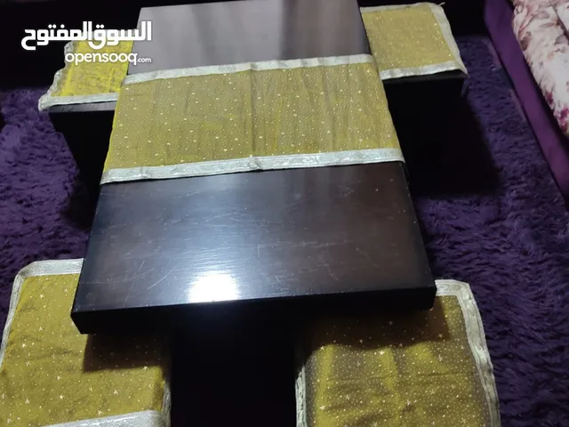 طقم كنب و طاولة وسط و برداي و سجاد بحالة جيدة