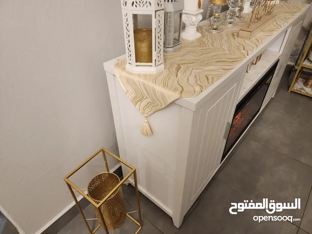 خزانة تلفزيون مع شومونيه مدفئة واضاءة كالجديدة عرضعا 40 سم طولها 150متر ونص ارتفاعها 77 سم