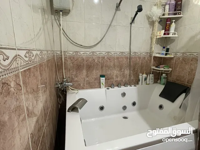 جاكوزي للبيع 230 قابل للتفاوض مستعمل بسيط