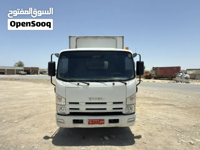 شاحنة ايزوزو موديل 2013  للايجار شهريا 400 ريال