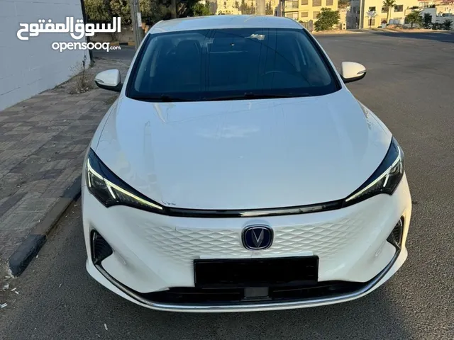 يتوفر لدينا عده سيارات سيارات :بنزين وكهرباء