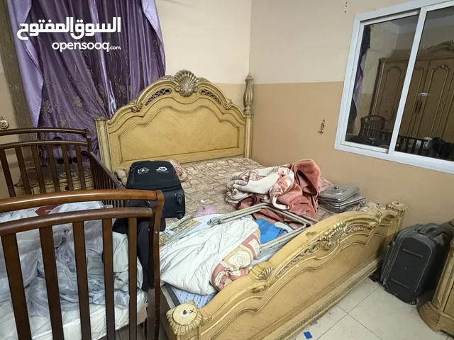 سرسر نوم لشخصين و دولاب تخيرن كبير مع تسريحه مستعمل حاله جيده بيعه مستعجله السعر150ريال قابل