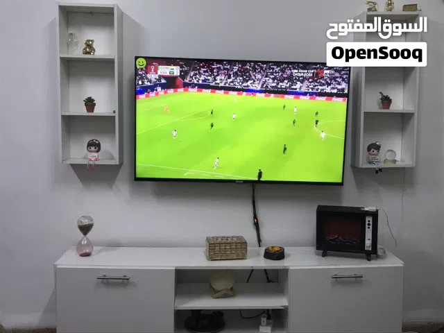 طاوله تلفزيون لون ابيض حاله جيده جداً