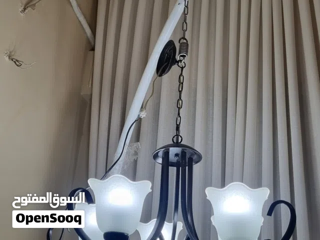 ثريا لون اسود والزجاج لون ابيض شفاف تحتوي على خمس من الأضائه مقدمه للبيع مع اضائته