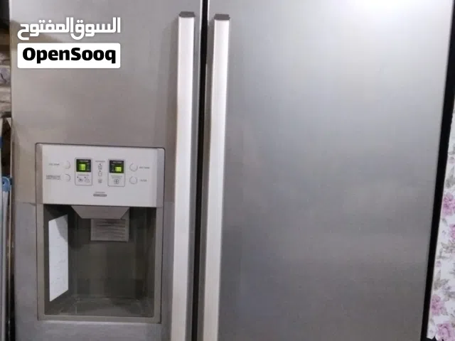 ثلاجة نظيفة ولوحات جدارية