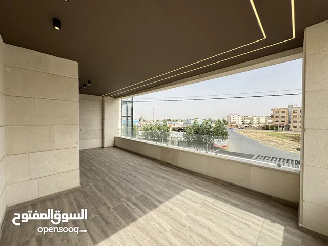 شقة مميزة طابق اول مساحة 214 م بتشطيبات مميزة باجمل مناطق رجم عميش مع بلكونات بنظام ترسات