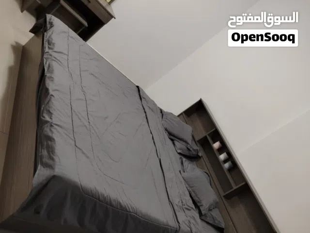 غرفة نوم مع تسريحة وخزانة كبيرة وستارة بحالة جيدة