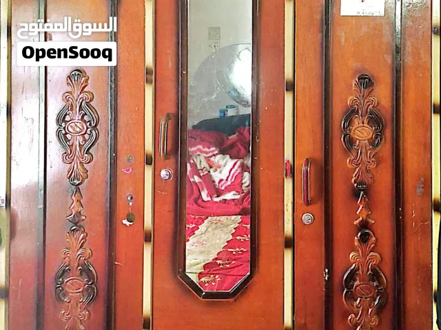 دولاب خشب على ثلاث فتحات