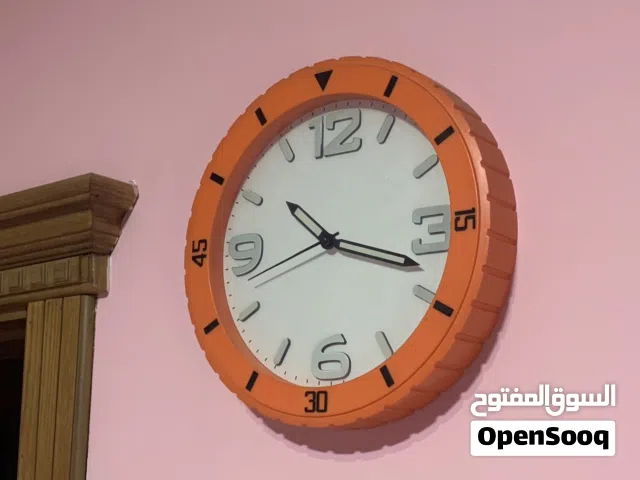 ساعة حائط لون اورانج بحالة ممتازة