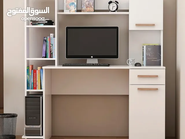 مكتب مع مكتبة بتصميم مميز