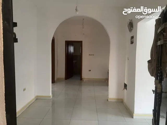 شقة طابقية جديدة ومميزة للإيجار في سحاب