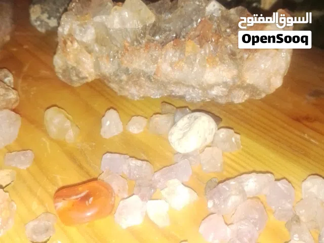 مجموعة أحجار طبيعية: سيترين – جمشت – كوارتز وردي – كوارتز شفاف مجموعة مميزة من الأحجار الطبيعية ا