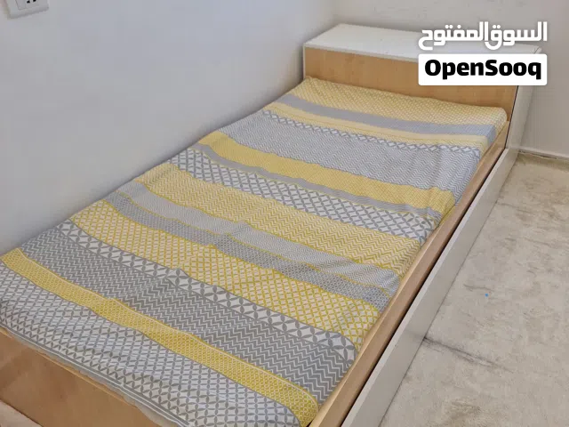 سرير عدد ثنين مع جرار للتخزين او سرير هيكل مع الفرشة ومعه وحدة تخزين خلفية بحالة لا بأس