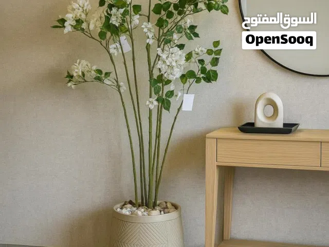 أشجار صناعية مع قوارير بتشكيلة واسعة وفخمة  يتوفر خدمة توصيل لكافة انحاء المملكه