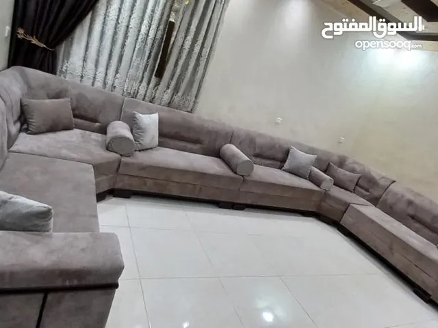 طقم كنب أستعمال اسبوعين للبيع بسعر مغري جداً كامل التفاصيل موجودة داخل الاعلان