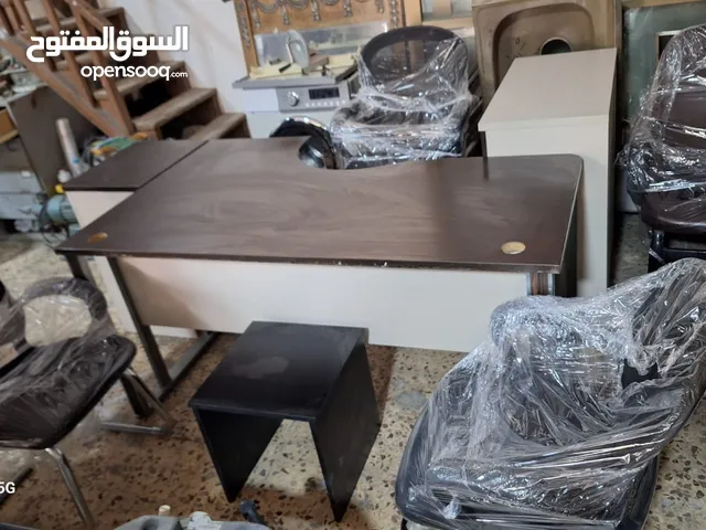 مكتب مدير مقاس 160س يتكون من 7 قطع كراسي انتظار وكرسي مدير وجرارت وخزانه بحالة الوكالة