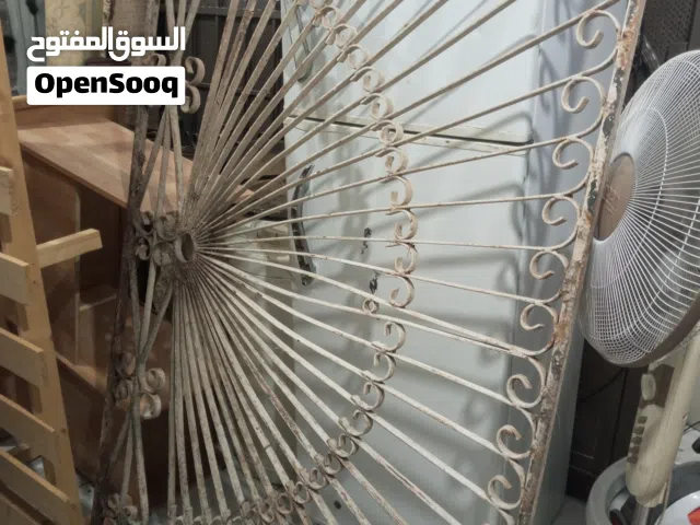 حماية شباك 195 ب 115 تفصيل حديد ثقيل بحالة ممتازة موجودة في الزرقاء الجديدة للبيع