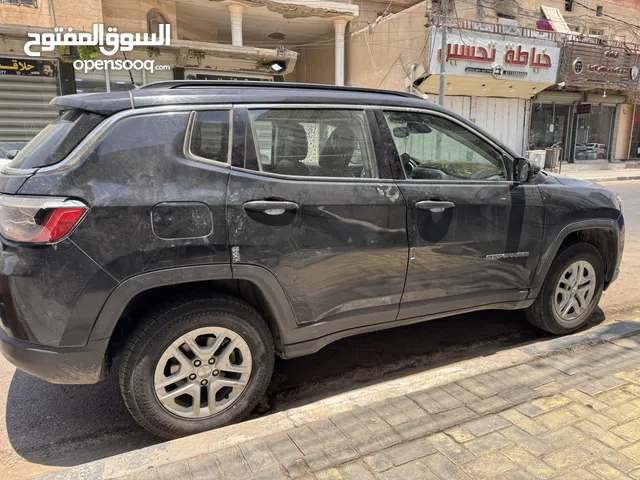 سيارة جيب لون اسود مشروع وطني