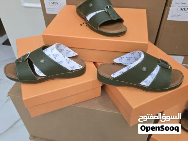 نعول جلد.طبيعي 100%وخياطه يدويه وخصومات لمدة 3ايام. خفيفه وطبيه وبدون روائح الكعب متوسط والون ثابت.
