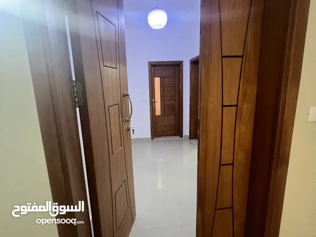 شقه للايجار خدمي او سكني دور تاني في السبعه بجانب القاضي مول علي الرئيسي بسعر 2600
