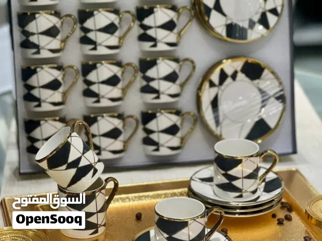شروة أدوات منزلية صواني وفناجين