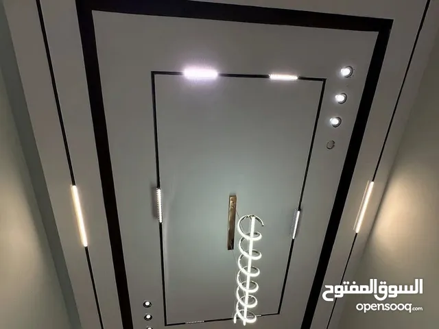 تنفيد التصميم الداخلي للاسقف والجدران