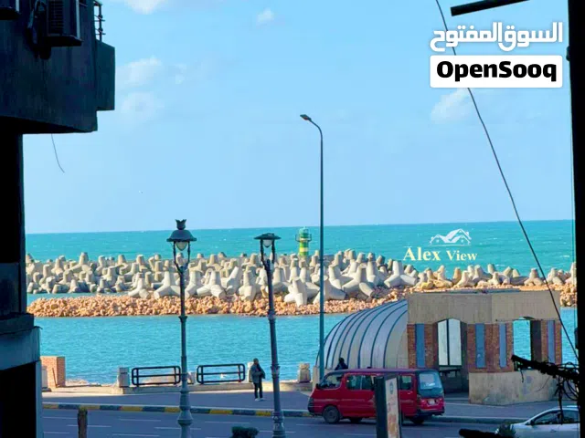 للبيع شقه مرخصه 3 غرف  علي البحر في السرايا بجوار فندق المحروسه